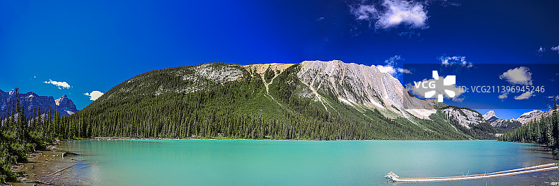湖和山的全景映衬着蓝天图片素材
