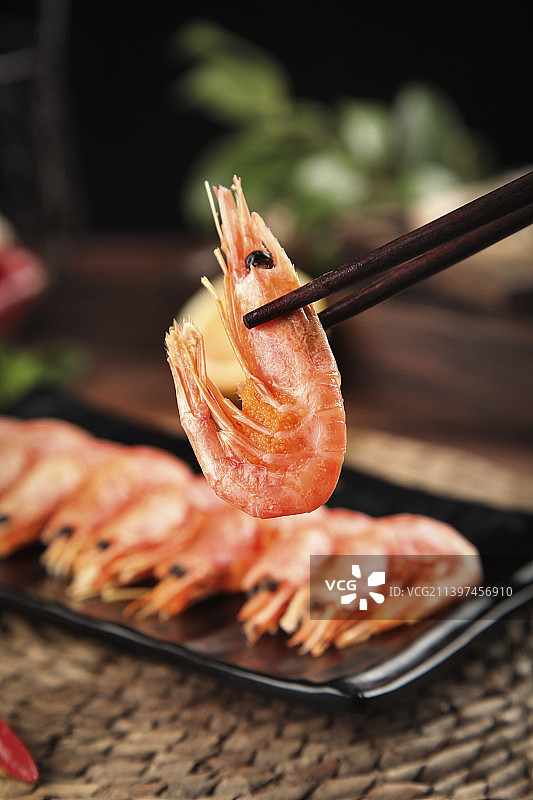 筷子上夹着甜虾图片素材