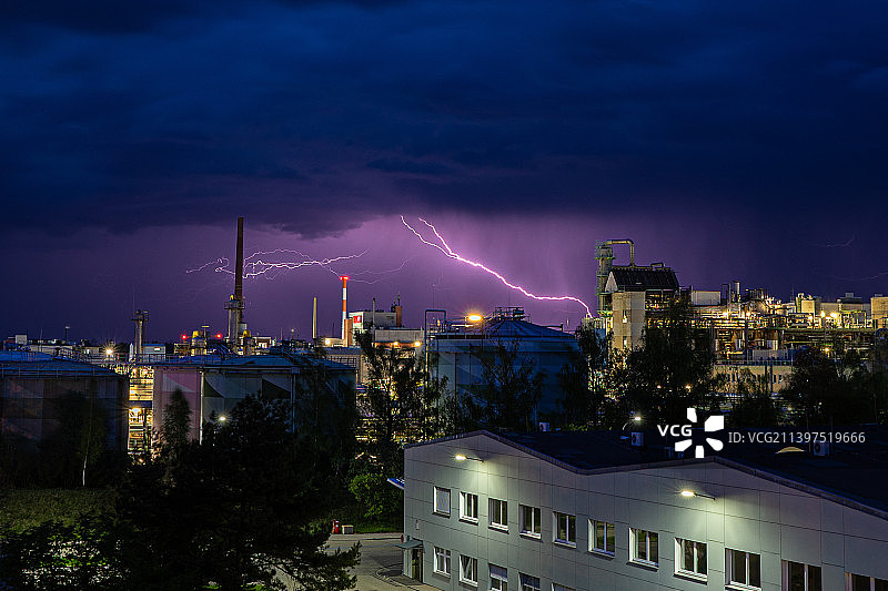 全景照明的建筑物对天空在晚上，格斯霍芬，德国图片素材