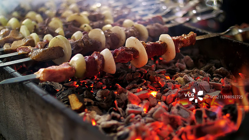 猪肉串，串在烤串上，在烧红的炭火上炸图片素材