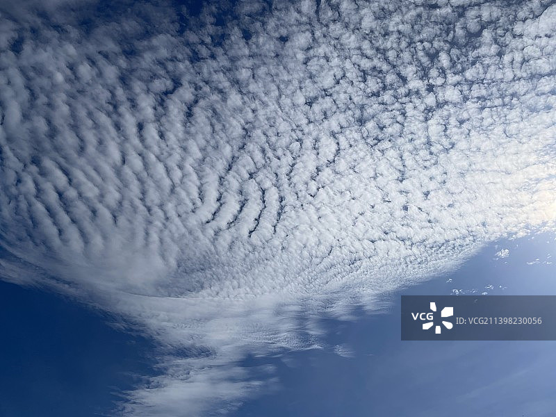 济南西门子—天空中云的低角度视图图片素材
