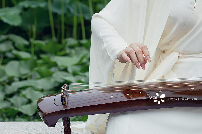 东方美人弹古琴,手部特写,传统文化图片素材