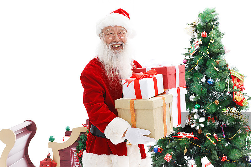 穿着圣诞服的老年男人抱着圣诞礼物图片素材