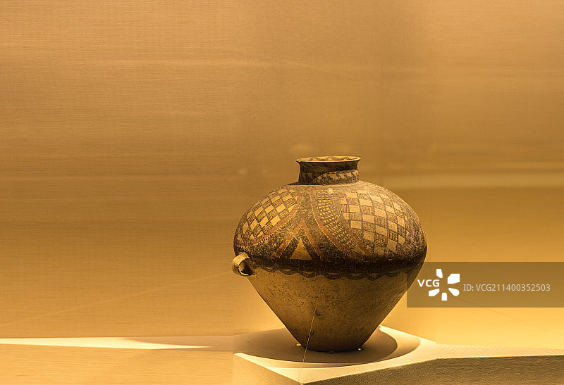 中国甘肃省博物馆马家窑文化史前文明彩陶形状花纹图案图片素材