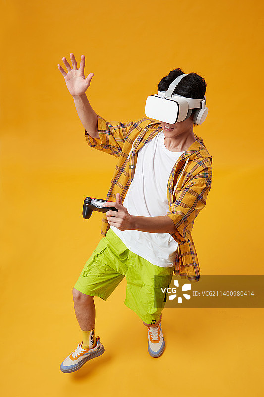 头戴VR的年轻男孩图片素材