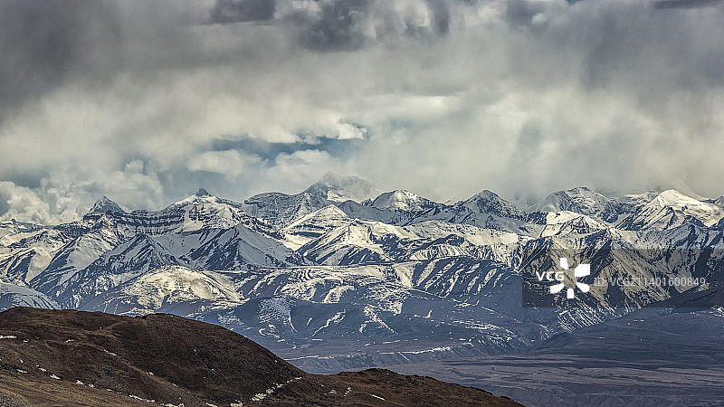 中国西藏阿里地区札达县的喜马拉雅山脉图片素材