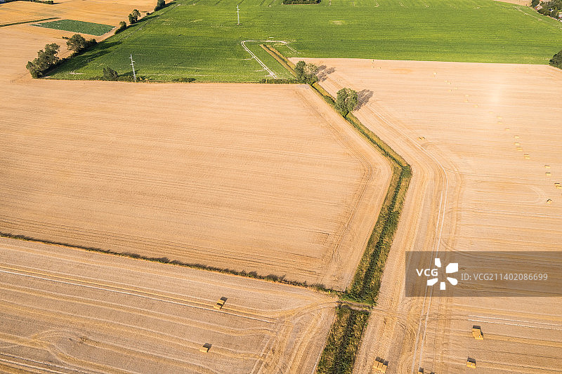 丹麦收获期间的农业田地鸟瞰图图片素材