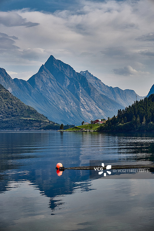 风景如画的湖泊，山对着天空，挪威图片素材