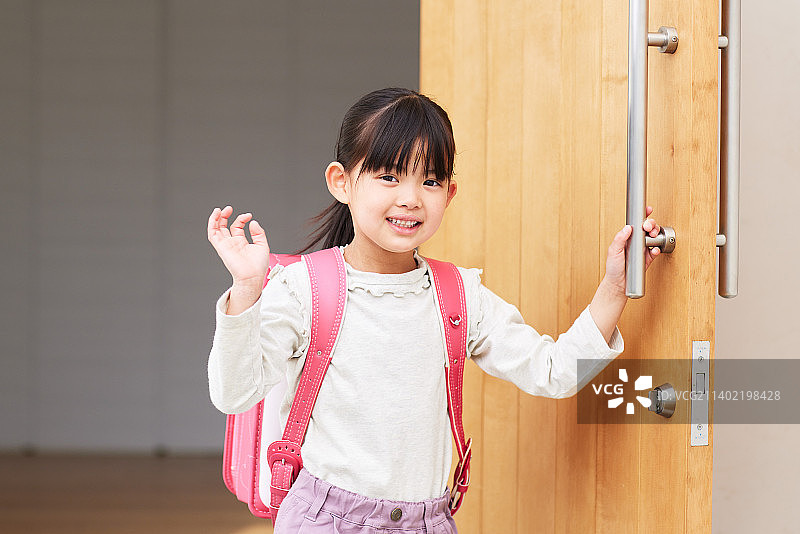 一个日本小孩离开家去上学图片素材