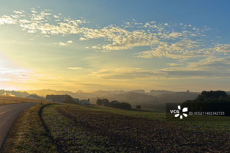 德国普莱斯基兴，日落时天空映衬下的农业田地风景图片素材