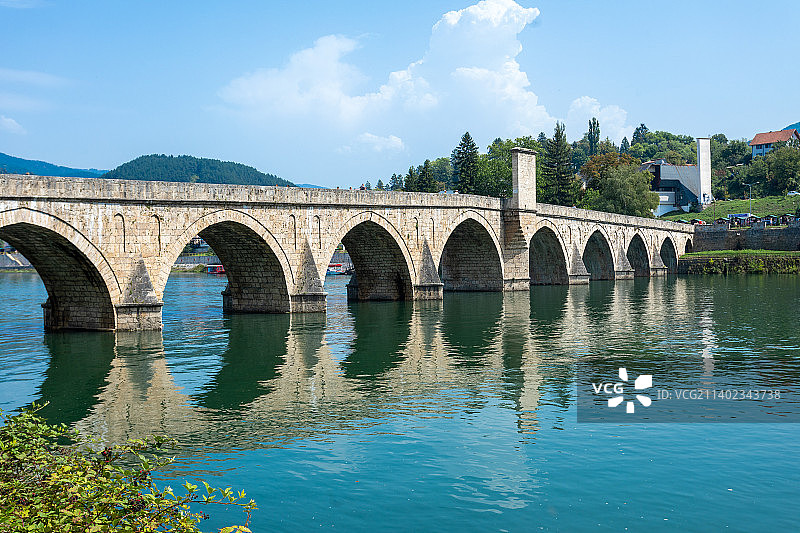 著名的奥斯曼风格的德里瓦河桥，维谢格勒，波斯尼亚和黑塞哥维那图片素材