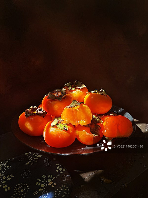 秋日静物：一盘柿子图片素材