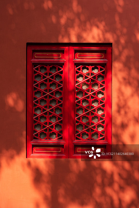 重庆江北中央公园明玉珍皇帝陈列馆，阳光照耀下的窗户图片素材