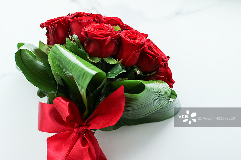 情人节礼物:一束奢华的红玫瑰图片素材