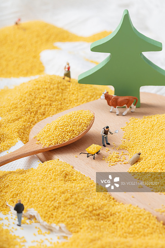 微缩创意农场里的黄小米与劳作的农民图片素材