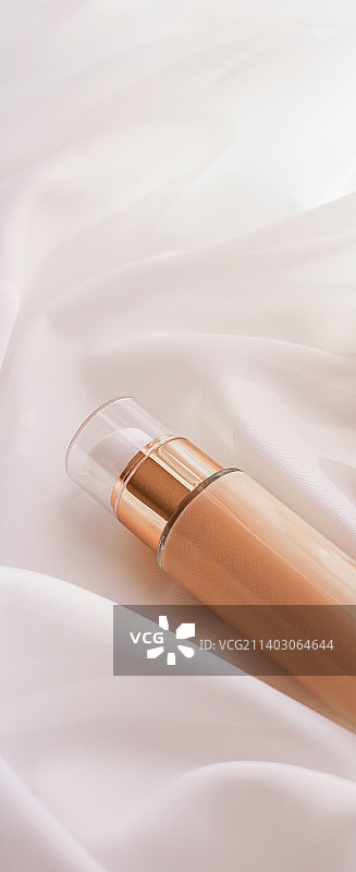 色调bb霜瓶化妆液粉底，适用于裸皮肤图片素材