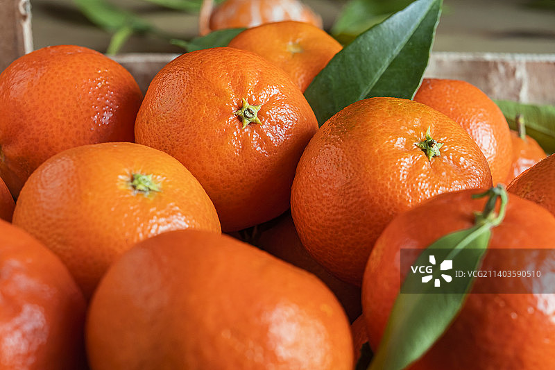 新鲜的橘子与叶子在一个盒子，自然的背景图片素材