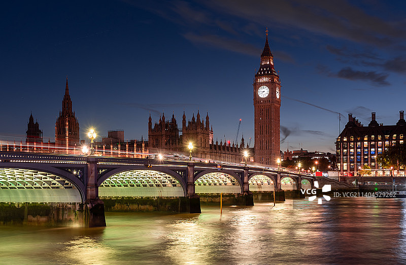 英国议会的背景是戏剧性的天空，美丽的城市夜景图片素材