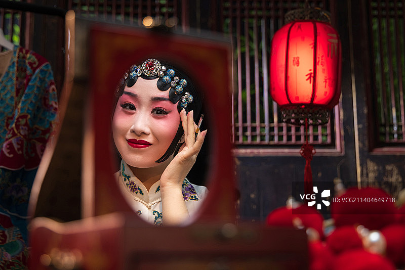 京剧女演员对着镜子化妆图片素材
