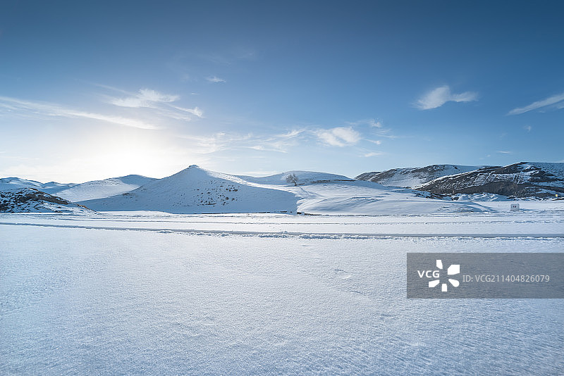 新疆冬季雪山雪地道路逆光图片素材