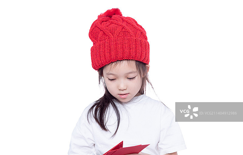 白色背景前手持节日红包的小女孩图片素材