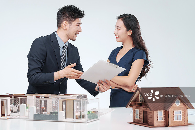 房地产销售代表和顾客图片素材