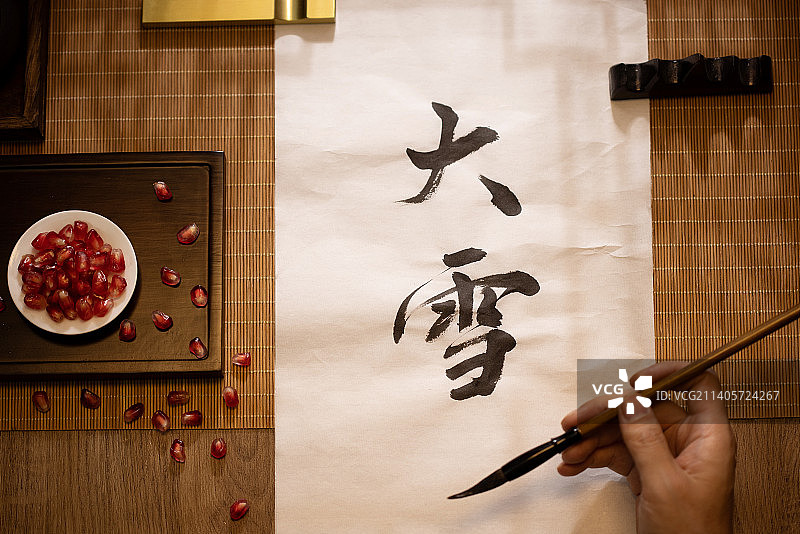 大雪节气,人的手,写毛笔字,中国元素图片素材