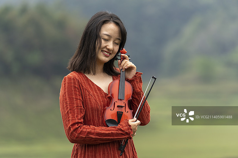 练习小提琴的美女图片素材