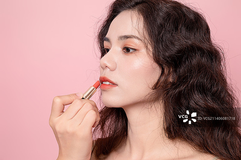 美容护肤美妆概念粉色背景中的亚洲美女图片素材