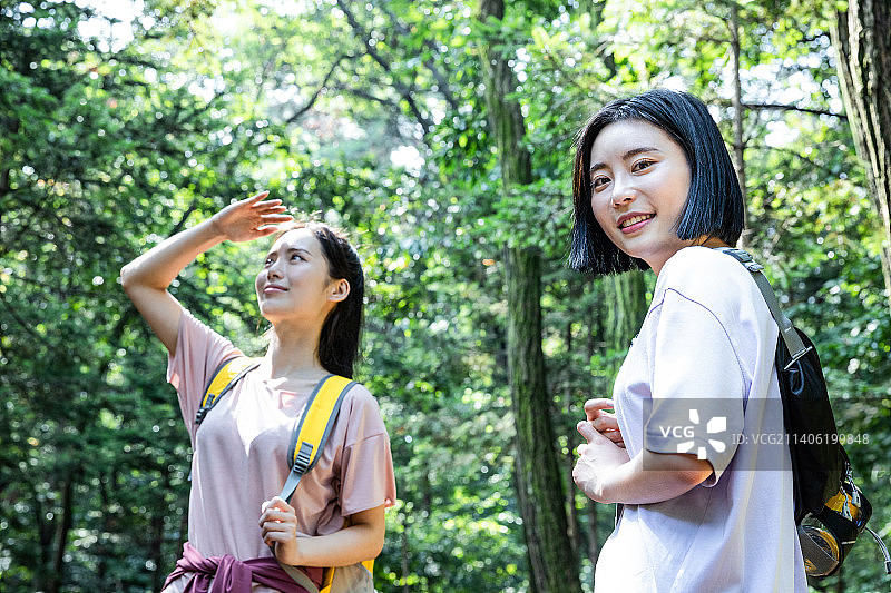 韩国年轻女子徒步旅行，指着天空图片素材