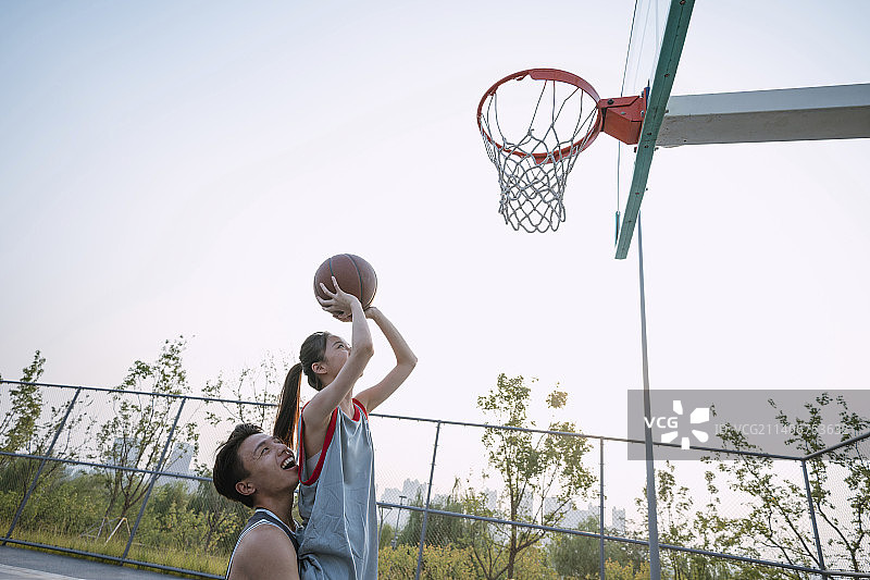 情侣在打篮球图片素材