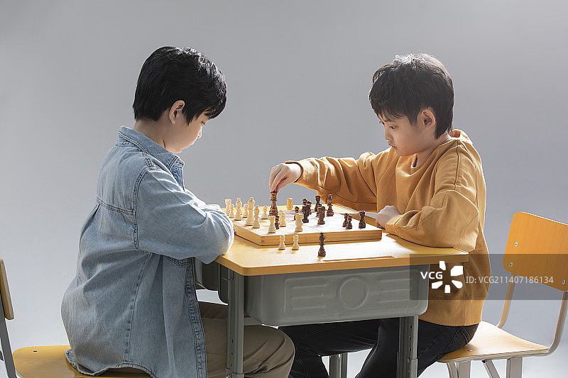 两个男孩下国际象棋图片素材