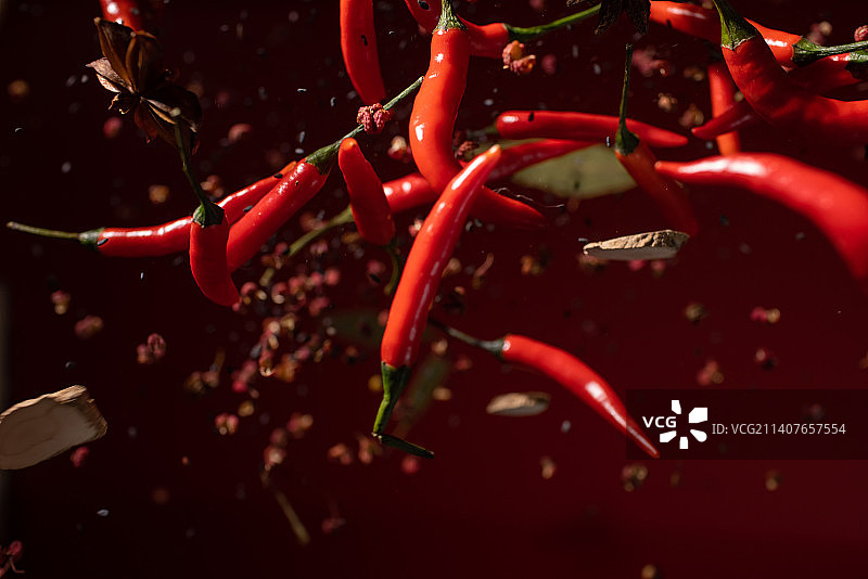 红辣椒等香料在空中碰撞飞溅图片素材