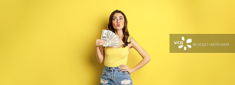 购物，信用和金钱概念年轻的褐发女子展示现金图片素材