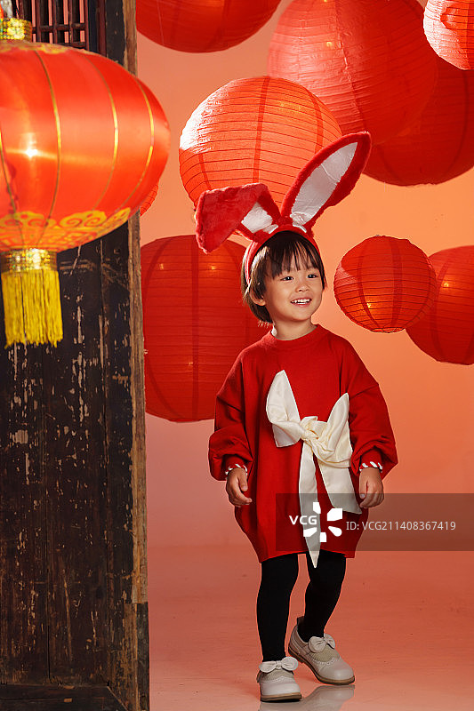 可爱的东方儿童庆扮演兔子迎新年图片素材