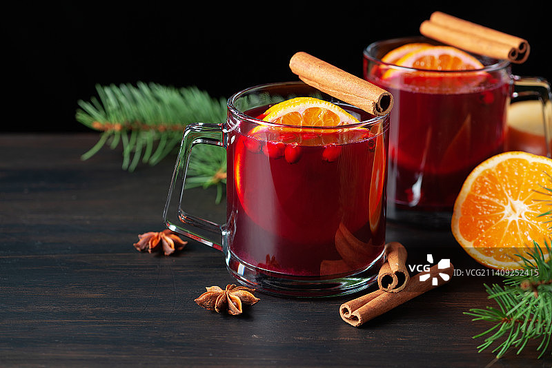 两杯热热热葡萄酒与橘子和香料在木制背景热饮料图片素材