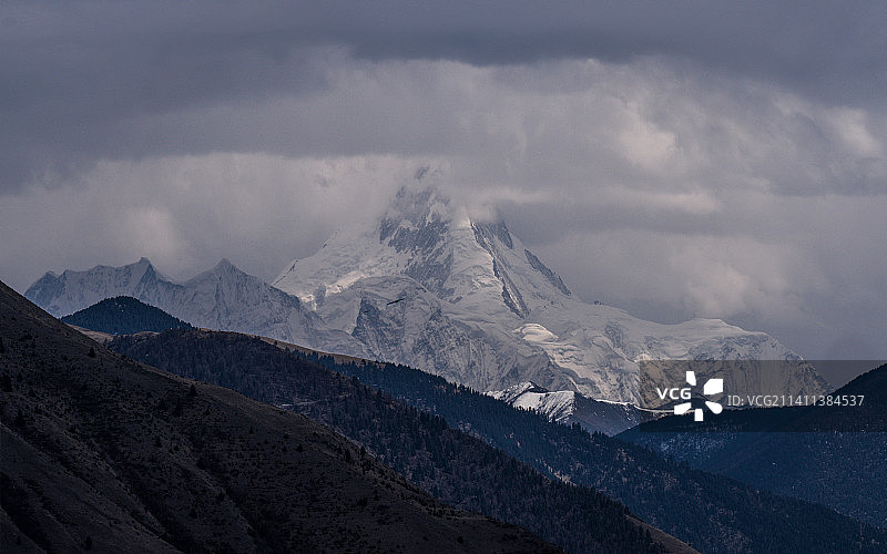 贡嘎白雪皑皑的群山映衬着多云的天空图片素材