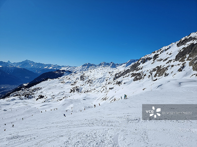 瑞士贝特梅拉尔普的雪山和清澈的蓝天映衬下的风景图片素材