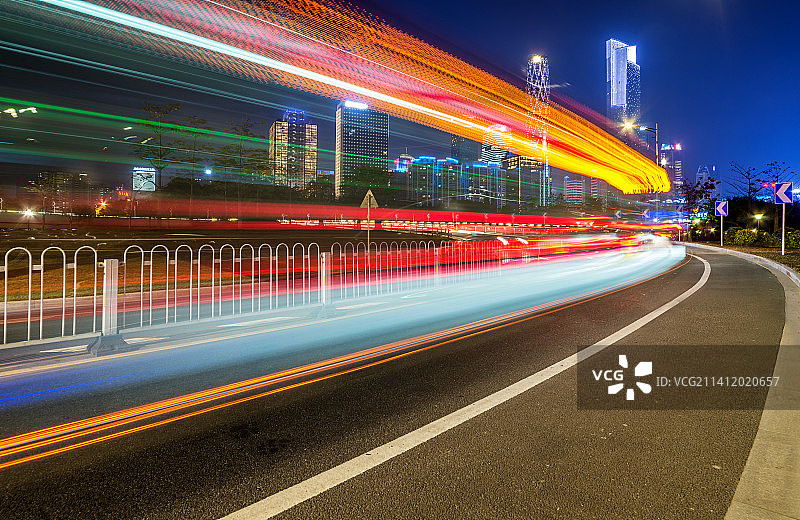 汽车光轨，公路和广州夜景城市风光图片素材