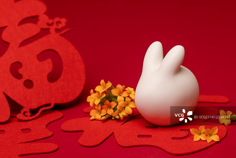 白兔与福字装饰物,红色背景,节日气氛图片素材