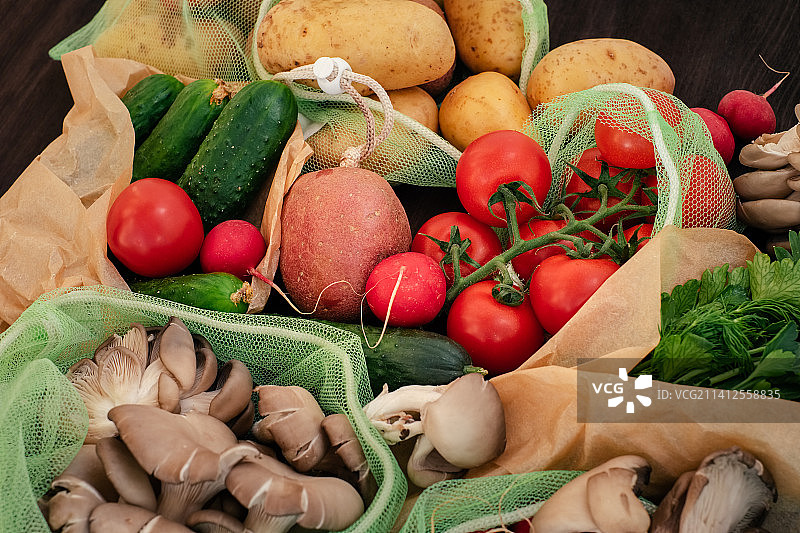 蔬菜在可重复使用的袋子在木制背景，俯视图图片素材