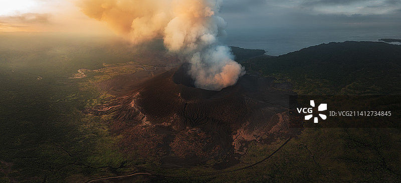 夕阳时分火山喷发图片素材