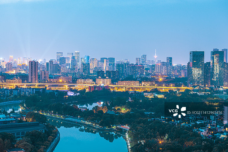 成都东湖公园和城市天际线图片素材