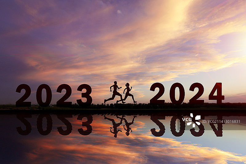 两个人在海边奔跑迈向2024年剪影图片素材