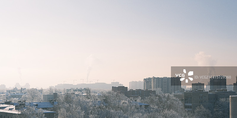 冬天的雾在冰冻的早晨美丽的城市景观全景，雾在寒冷的城市，圣彼得堡，圣彼得堡，俄罗斯图片素材