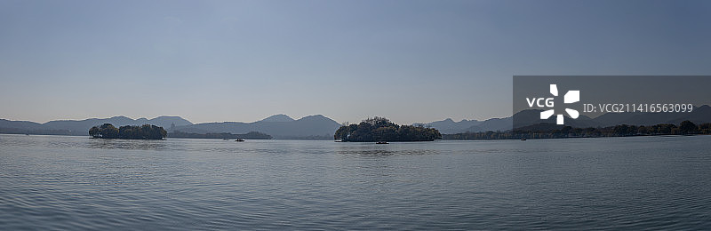碧空映衬下的中国杭州西湖湖光山色图片素材