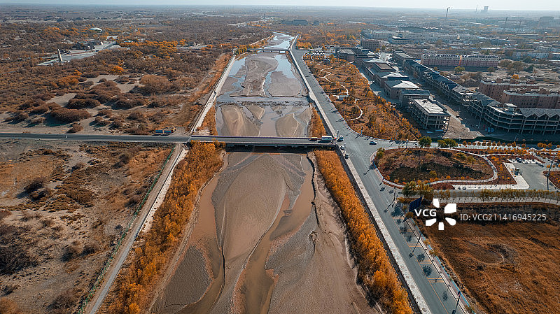 航拍内蒙古额济纳旗一道桥胡杨林风光图片素材