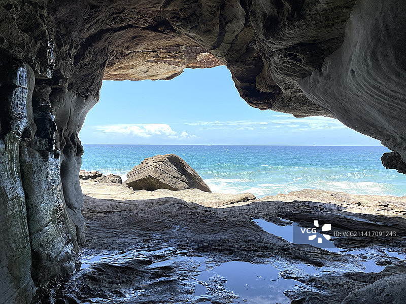 通过洞穴看到的海景，曼利，新南威尔士，澳大利亚图片素材