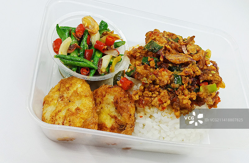 印度尼西亚，盘子里的食物在白色背景上的高角度视图图片素材