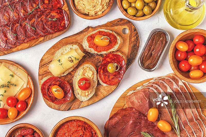 正上方的镜头是罗马尼亚桌上的各种食物图片素材